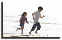 Kinder Barfuß am Strand